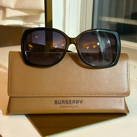 Burberry Black Sunglasses New w/Box & Case - Picture 1 of 5
